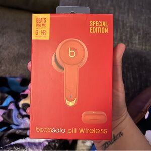 BEATS SOLO PILLS WIRELESS SPECIAL EDITION 
HEADPHONENES
